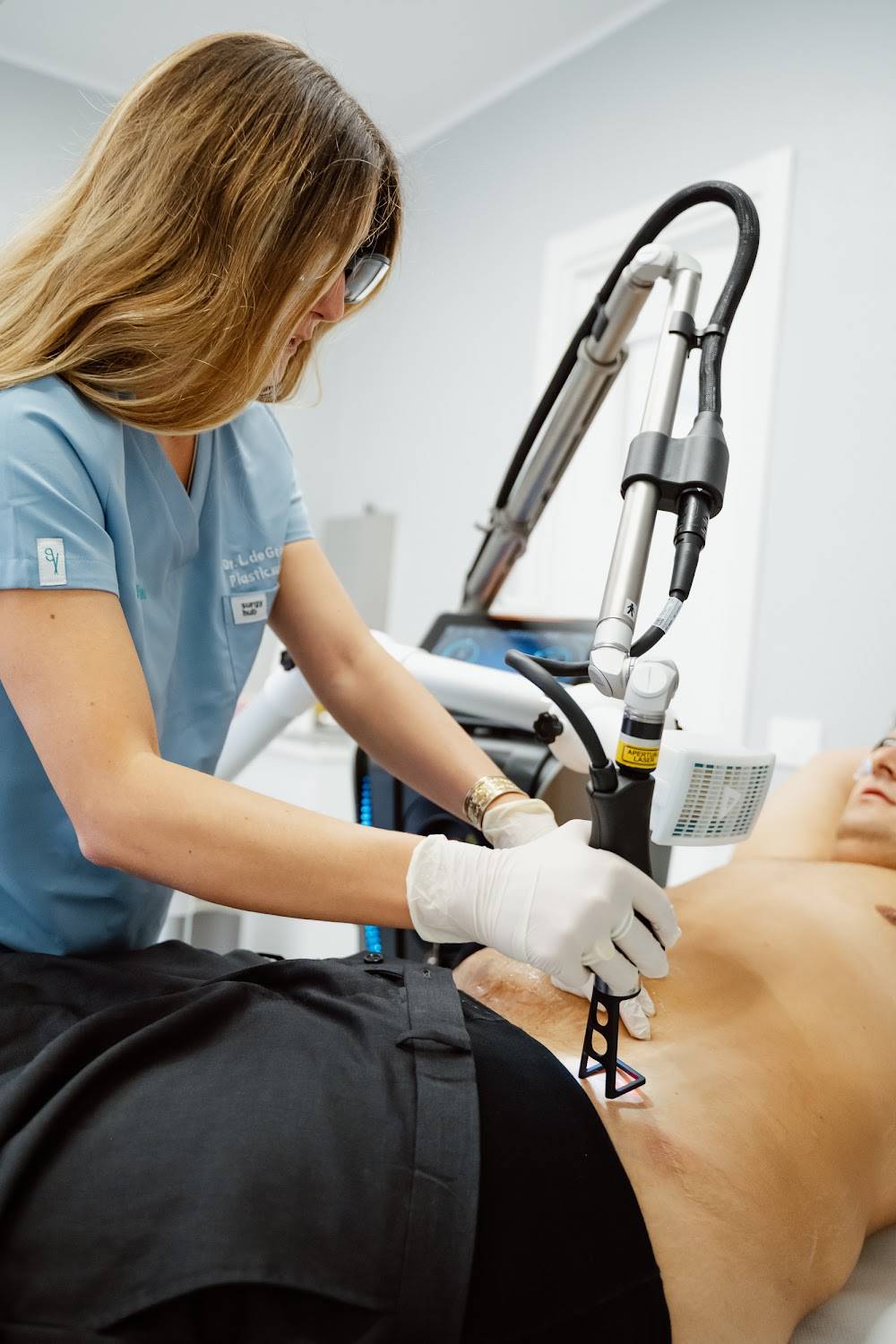 Una dottoressa dello studio durante un trattamento laser