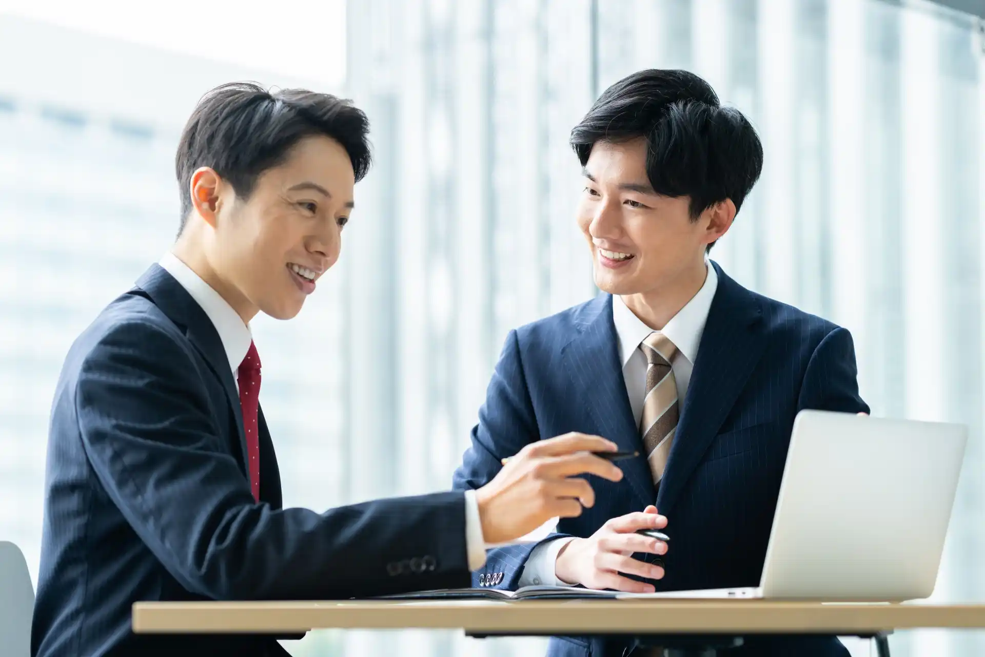 営業が属人化する原因と解消方法|引き継ぎ・記録・育成を仕組みにする