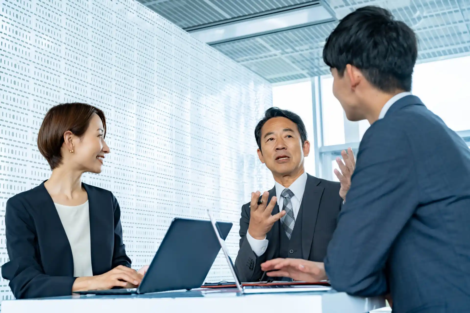 システム開発会社の営業代行活用ガイド|技術者と分担し、受注につなげる設計