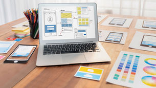 AIOを意識したWEBの基本設計を画面に表示したPC