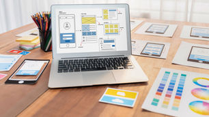 AIOを意識したWEBの基本設計を画面に表示したPC
