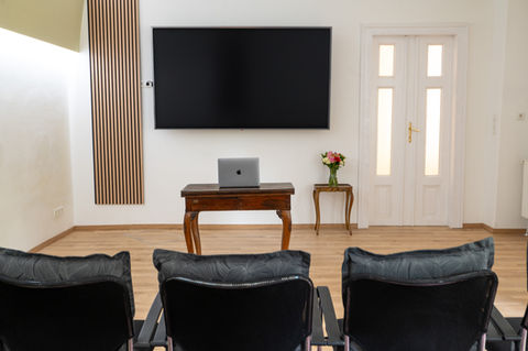 86-Zoll-Bildschirm mit technischer Ausstattung für Hybridseminare