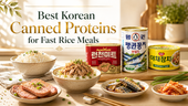 Bright landscape thumbnail showing Korean canned proteins for fast rice meals, with luncheon meat, canned fish, vegetable tuna, rice bowls, sliced meat, canned fish, and kimchi on a sunlit kitchen table.