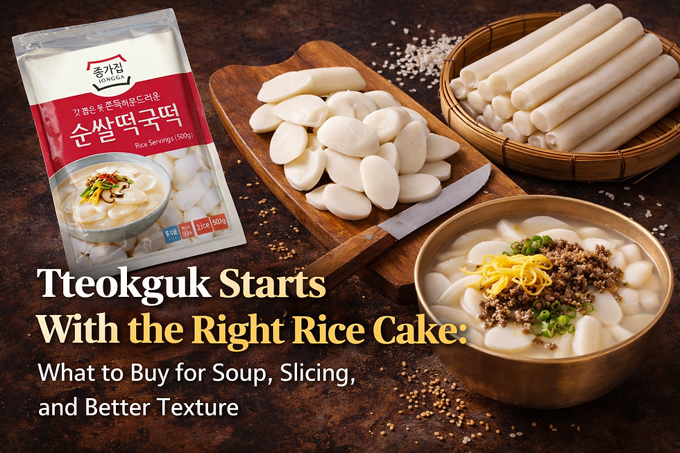 Blog thumbnail about choosing the right rice cake for tteokguk, featuring Jongga sliced rice cake packaging, a cutting board piled with oval rice cake slices, stacked garaetteok in a bamboo tray, and a bowl of tteokguk on a warm rustic background.