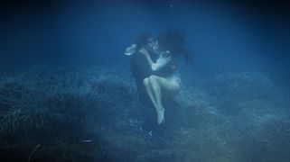 Scena del film “Anja – Real Love Girl”: coppia abbracciata sott’acqua in un fondale marino, dramma romantico distribuito da CG Entertainment.