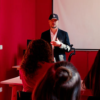 Docente tiene una lezione di montaggio cinematografico davanti a un’aula di studenti.