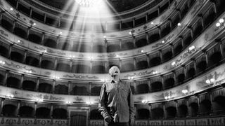 Videoclip “Una lunga storia d’amore” di Gino Paoli: l’artista canta al centro di un teatro storico illuminato da un fascio di luce, regia di Stefano Salvati.