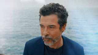 Spot “The Cinematic Soul of Portofino” per Belmond: Alessandro Gassmann guarda verso il mare sullo sfondo di Portofino.