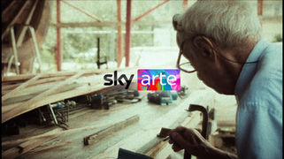 Scena del documentario “Con l’aiuto di Dio” su Sky Arte: Mosè Bordero lavora alla costruzione di un Leudo in laboratorio.