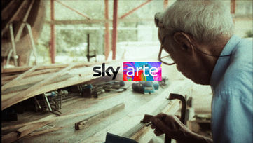 Scena del documentario “Con l’aiuto di Dio” su Sky Arte: Mosè Bordero lavora alla costruzione di un Leudo in laboratorio.