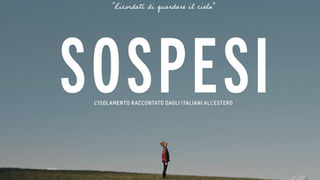 Documentario “Sospesi – L’isolamento raccontato dagli italiani all’estero”: persona sola in piedi su un prato sotto un ampio cielo azzurro.