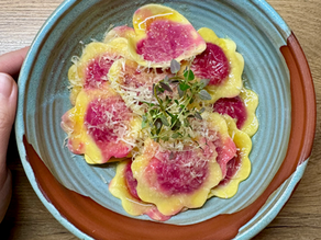 Rote Rüben Ravioli mit Krenrahm und Bergkäse