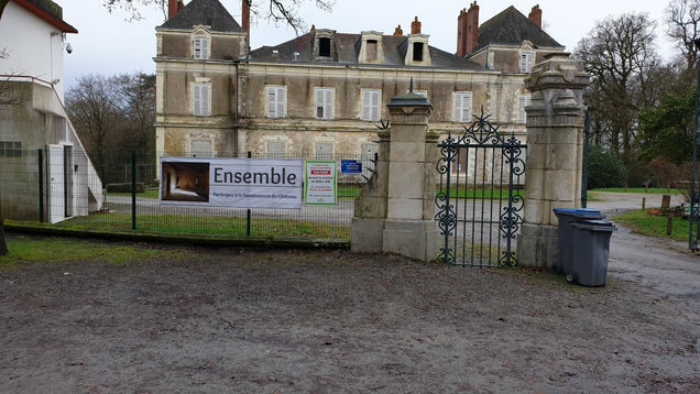 Deux nouvelles banderoles sur les grilles du Château ...
