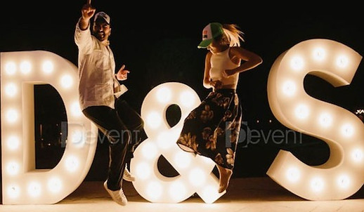 Renta de Letras GIGANTES con Iluminación con focos tipo Broadway Vintage.