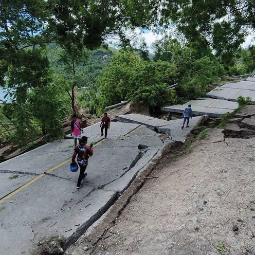 35 Killed in Deadly Philippines Quake, Tsunami Warnings Lifted