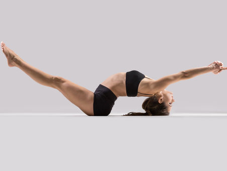 Frau in Yogapose
