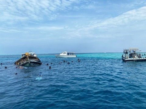 Điểm dừng chân đầu tiên là chiếc tàu đắm này