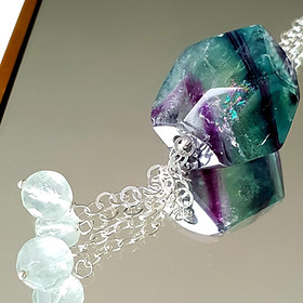 Pendentif en pierre naturelle et argent. Atelier Sôma. Outils de lithothérapie, bijoux made in france fabriqués à la main.