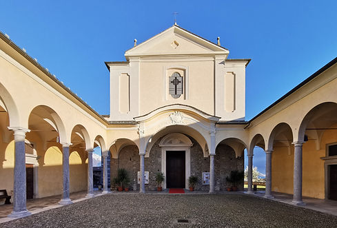 Arcade_and_facade_of_San_Vincenzo_(Gravedona_ed_Uniti).jpg