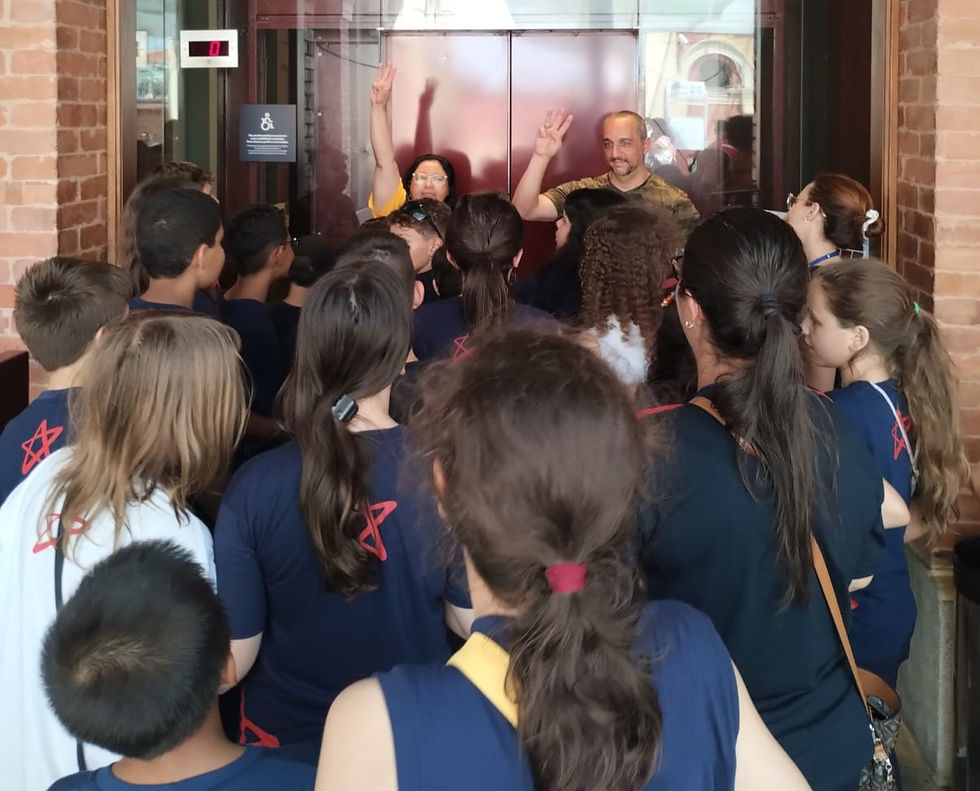 educador silvio ariente da Esthesis EduCultural com grupo de crianças do 5° ano