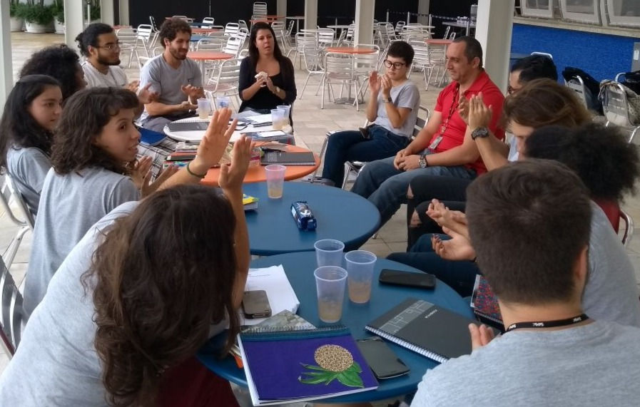 Silvio Ariente da Esthesis EduCultural em formação de grupo de educadores do Sesc