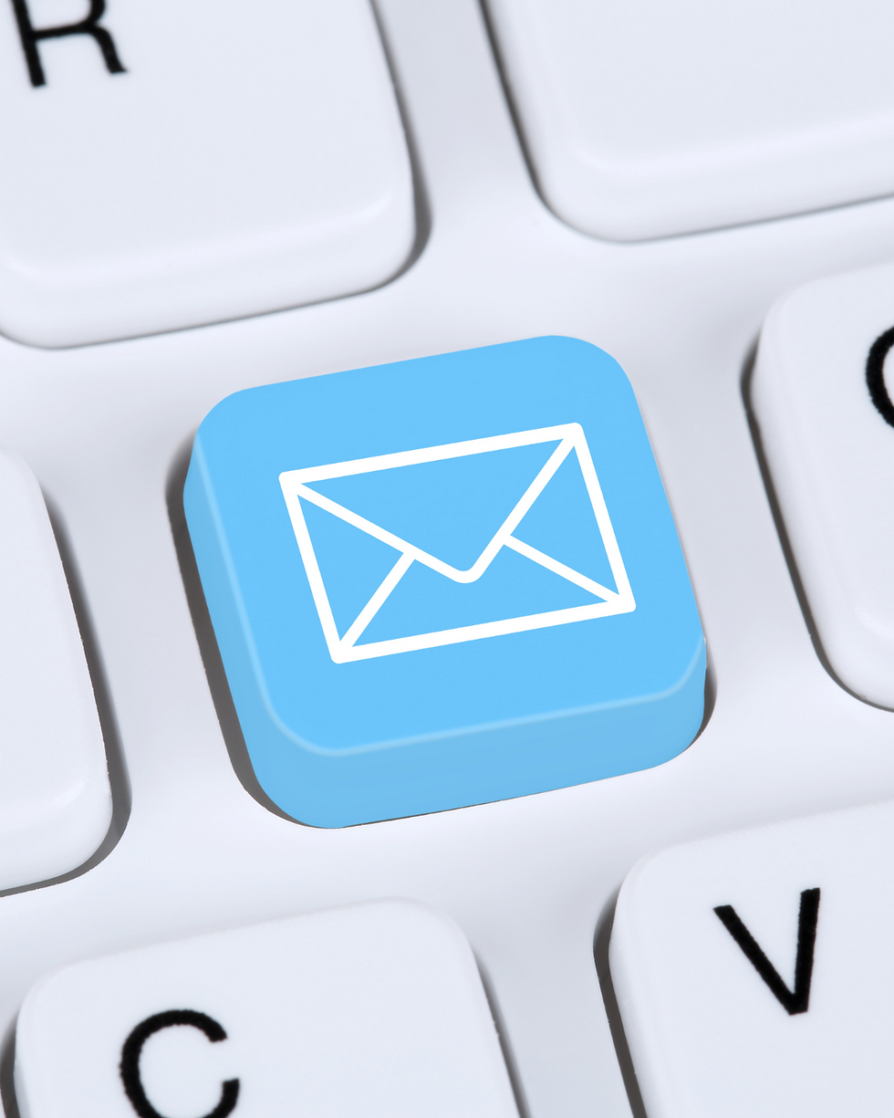 Pour les artisans, le marketing par email est un outil puissant pour développer une relation durable avec vos clients, promouvoir vos créations, et augmenter vos ventes. Cet article vous guidera à travers les étapes essentielles pour créer une stratégie de marketing par email efficace, de la création d'une liste de diffusion à l'envoi de newsletters engageantes.