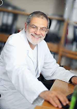 Portrait of Univ.-Prof. DDr. Homann at his desk