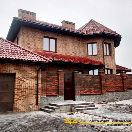 Двухэтажный кирпичный дом