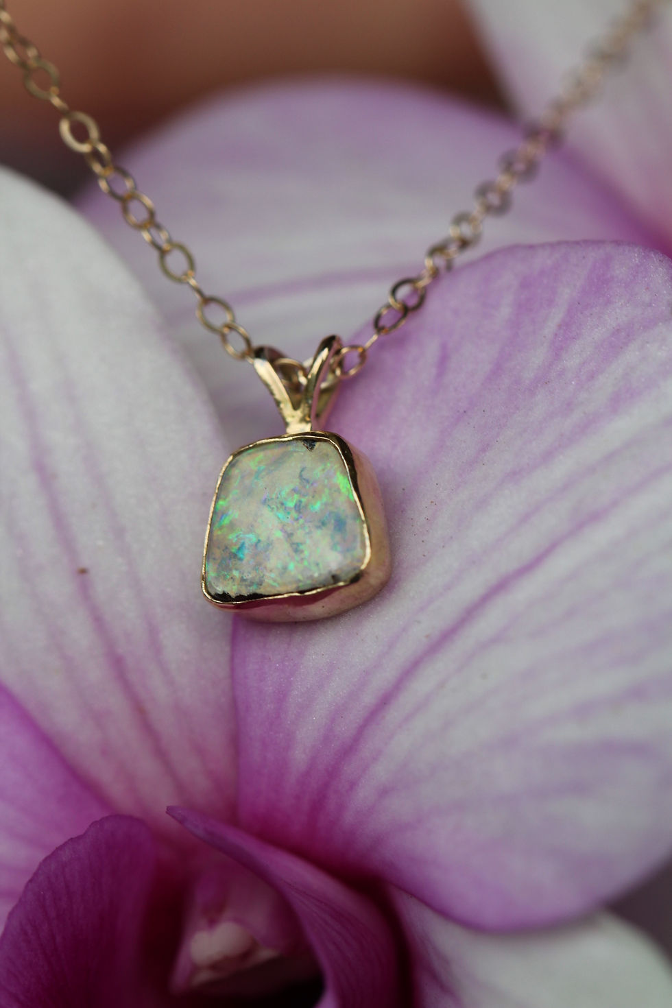 サムネイル： 14k gold and opal necklace
