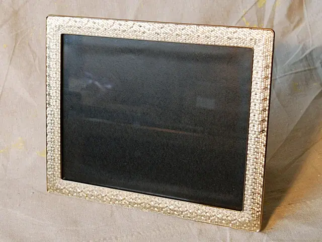 Medium Silver Accent Metal Frame - Dotted Boarder