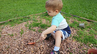 filho de mãe autista bricando na pracinha