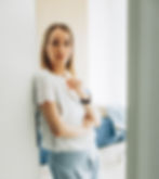 Maria Noll stehend an der Wand