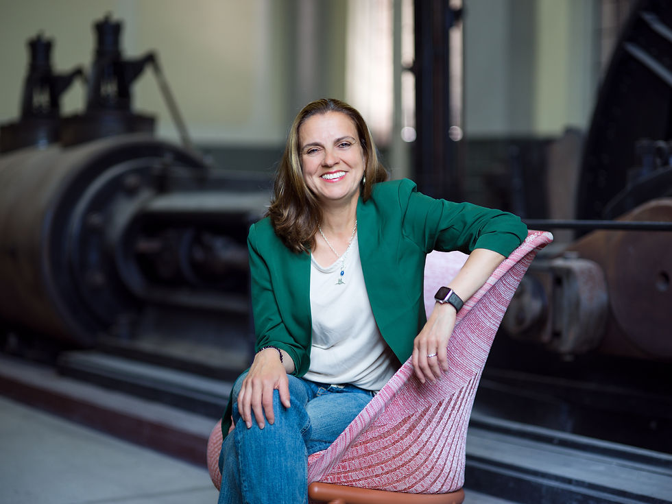 Bild von Frauke sitzend auf einem Stuhl