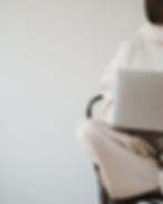 Frau sitzend mit Laptop