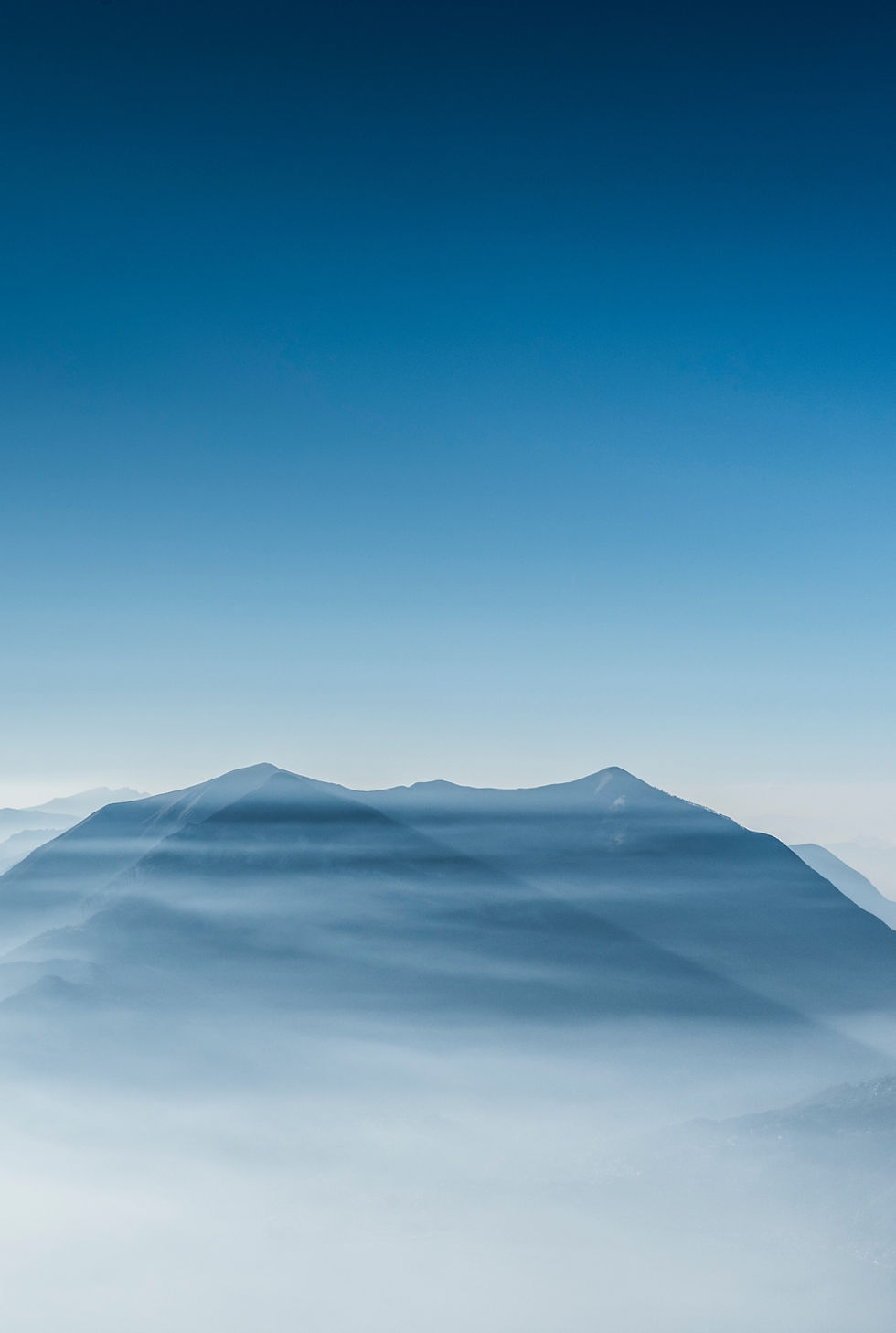Montagnes dans les nuages