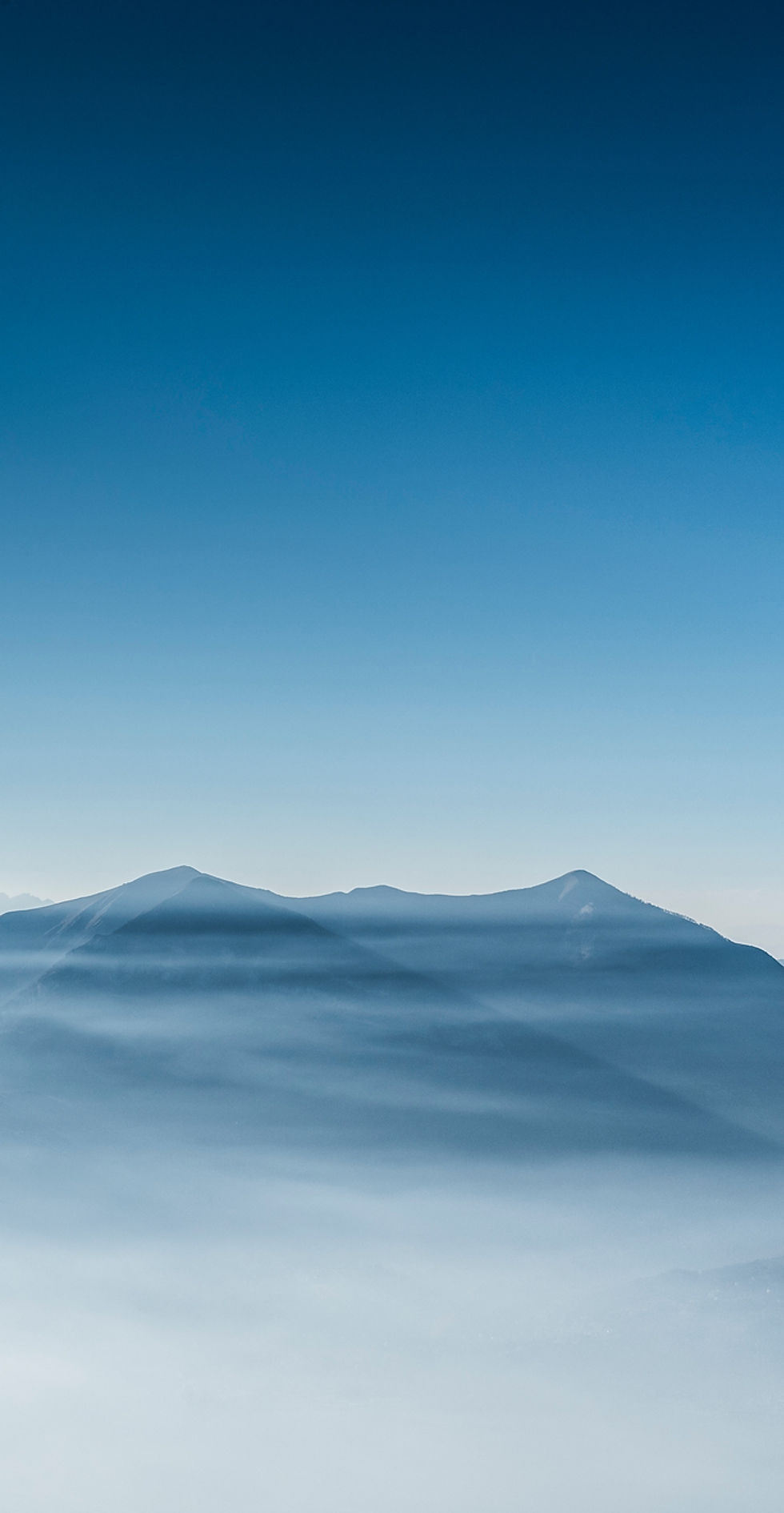 Montagnes dans les nuages