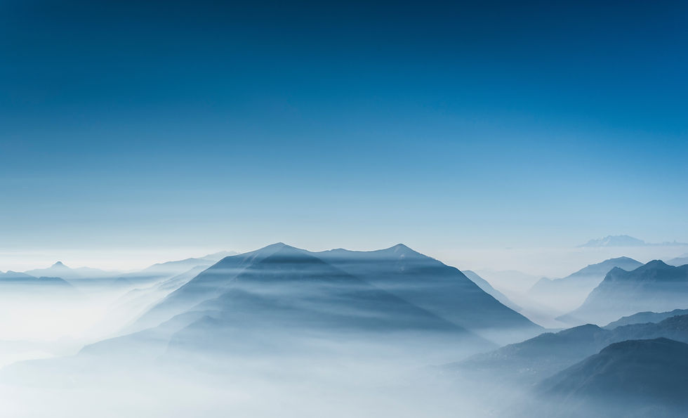 Montagnes dans les nuages