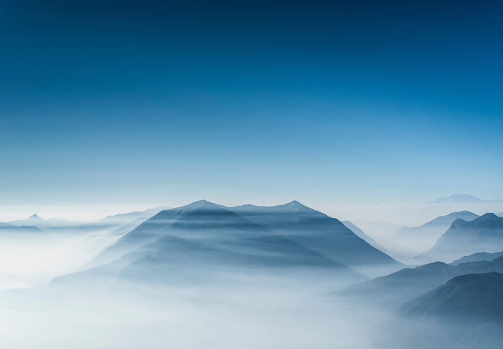 Montagnes dans les nuages