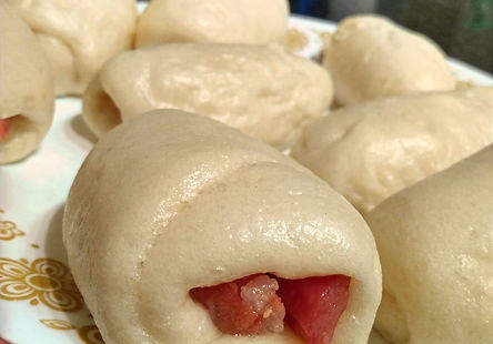 Red bean paste buns and Chinese preserved sausage rolls
(Hongdou sha bao & Lap cheong guen)