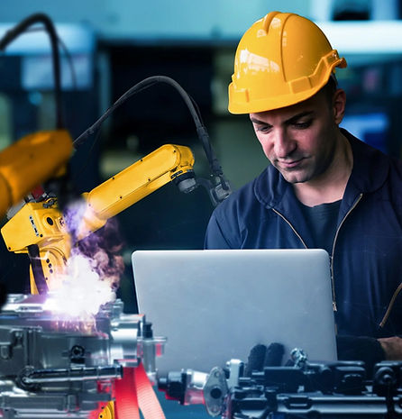 Técnico supervisando procesos automatizados de manufactura industrial