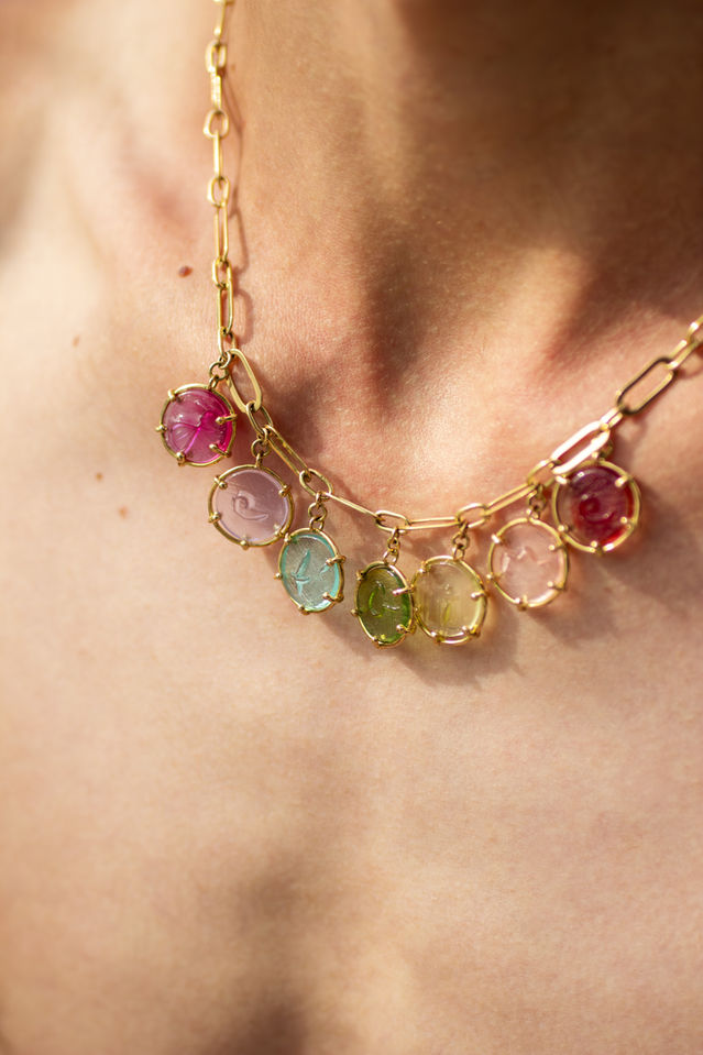 collier en or 18 carats porté par un model
