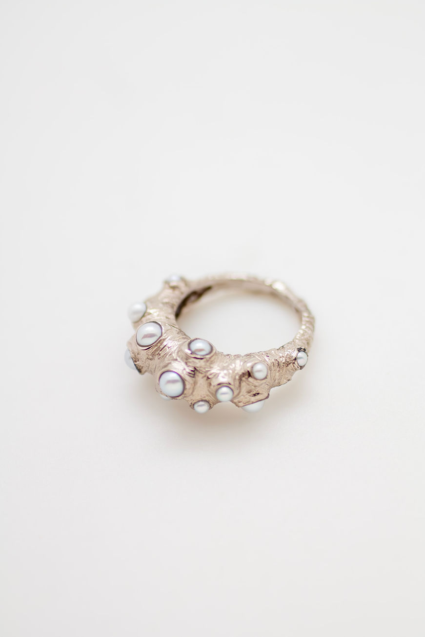 Élégante et mystique, la bague Moon incarne l'harmonie entre la lune, les émotions et la transformation.