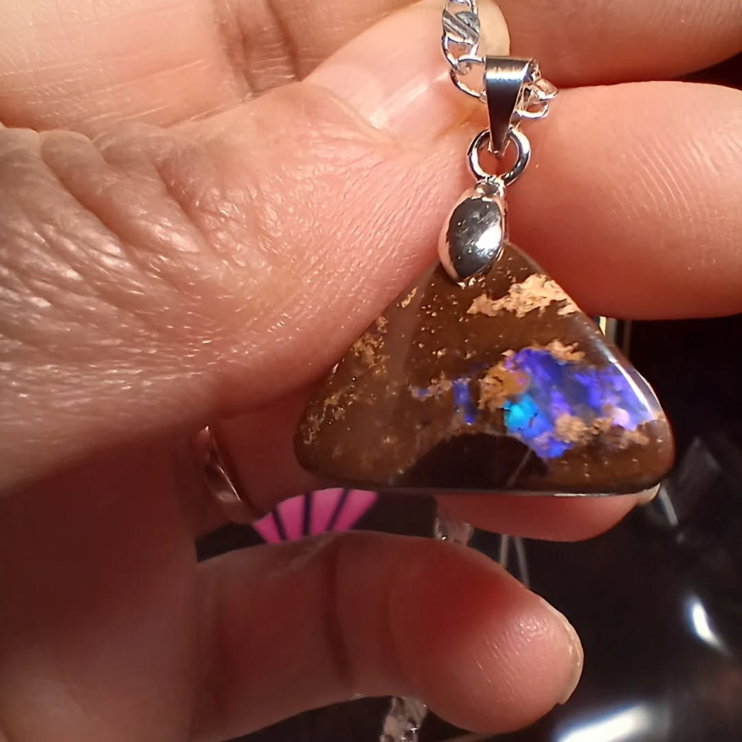 " Australian Triangle of Light " pendentif Opale Boulder