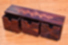 BOÎTE À TROIS TIROIRS.