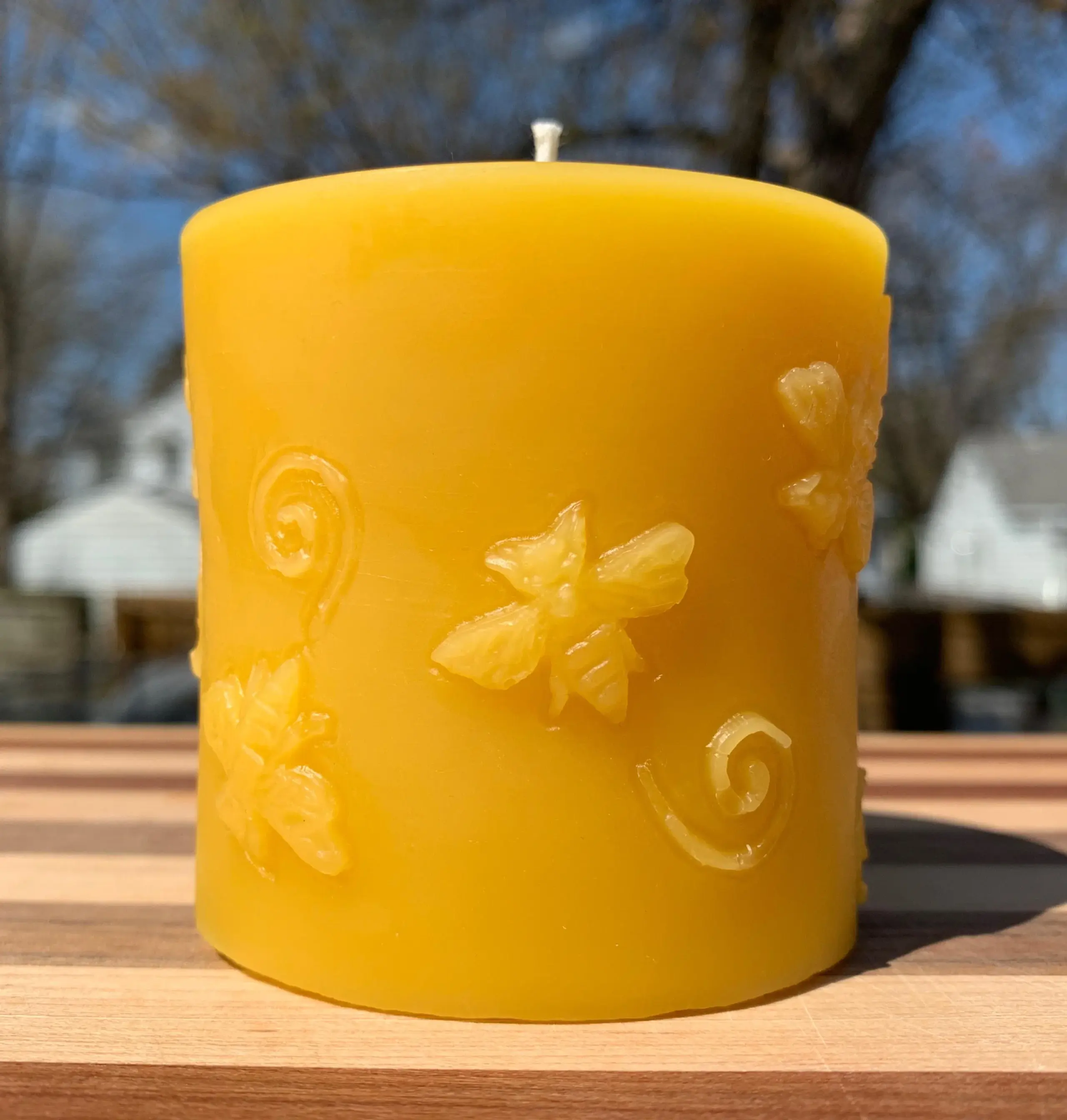 Beeswax Candle: Flying Bee Pillar