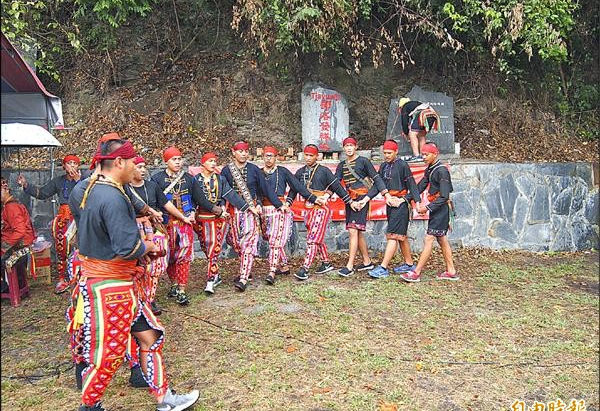 【排灣族】暌違60年 台東太麻里「大王部落」 重返發祥地「陸發岸」祭祖〔2015-07-08〕