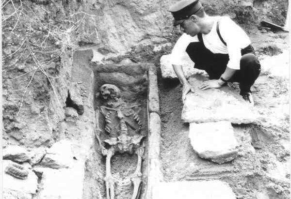 【南島文化遺產】台灣日治時期首次正式考古 發掘出6500年前「墾丁寮遺址」 發現石板棺墓葬及陪葬陶器、玉器