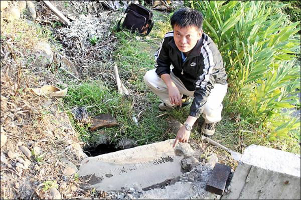【道卡斯族竹塹社】158年古墓碑 被當水溝蓋 〔2012-11-10〕