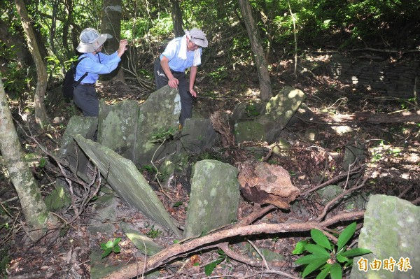 7百年歷史南仁山石板屋遺址 早年傳說是矮黑人居住 後來釐清為早期排灣族家屋 評估開放文化導覽 解說台灣先民歷史〔2015-12-02〕