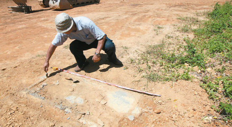 【考古台灣】埔里虎頭山除草 驚見1700年老石棺 大馬璘、水蛙窟遺址出土石棺相似〔2015-08-13〕